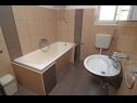 Appartamenti Bela1- close to the beach A1(7) Mastrinka - Isola di Ciovo  - Appartamento - A1(7): il bagno con la toilette
