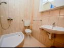 Appartamenti Vini - by the sea: A1(2+2), A2(2), A3(4), A4(4), A5(2+2), A6(2+2) Mastrinka - Isola di Ciovo  - Appartamento - A6(2+2): il bagno con la toilette