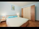 Appartamenti Antonia - 270m to sea: A4 Green(2+2), SA2 Silver(2), A1Blue(2), SA3 Gold(2) Mastrinka - Isola di Ciovo  - Appartamento - A1Blue(2): la camera da letto