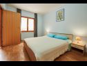 Appartamenti Antonia - 270m to sea: A4 Green(2+2), SA2 Silver(2), A1Blue(2), SA3 Gold(2) Mastrinka - Isola di Ciovo  - Appartamento - A1Blue(2): la camera da letto