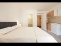 Appartamenti Antonia - 270m to sea: A4 Green(2+2), SA2 Silver(2), A1Blue(2), SA3 Gold(2) Mastrinka - Isola di Ciovo  - Studio appartamento - SA2 Silver(2): la camera da letto