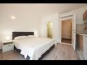 Appartamenti Antonia - 270m to sea: A4 Green(2+2), SA2 Silver(2), A1Blue(2), SA3 Gold(2) Mastrinka - Isola di Ciovo  - Studio appartamento - SA2 Silver(2): la camera da letto