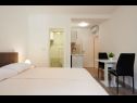 Appartamenti Antonia - 270m to sea: A4 Green(2+2), SA2 Silver(2), A1Blue(2), SA3 Gold(2) Mastrinka - Isola di Ciovo  - Studio appartamento - SA3 Gold(2): la camera da letto
