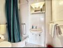 Appartamenti Vini - by the sea: A1(2+2), A2(2), A3(4), A4(4), A5(2+2), A6(2+2) Mastrinka - Isola di Ciovo  - Appartamento - A1(2+2): il bagno con la toilette