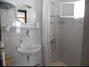 Appartamenti Marija - next to sea: A1 donji(3+2) Okrug Donji - Isola di Ciovo  - Appartamento - A1 donji(3+2): il bagno con la toilette