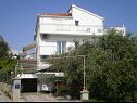 Appartamenti Ljuba - nice garden: A2(4+1) Plavi, A4(8+1), A1(2+2) Okrug Gornji - Isola di Ciovo  - la casa