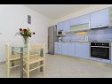 Appartamenti Ljuba - nice garden: A2(4+1) Plavi, A4(8+1), A1(2+2) Okrug Gornji - Isola di Ciovo  - Appartamento - A4(8+1): la cucina con la sala da pranzo