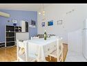 Appartamenti Ljuba - nice garden: A2(4+1) Plavi, A4(8+1), A1(2+2) Okrug Gornji - Isola di Ciovo  - Appartamento - A2(4+1) Plavi: la cucina con la sala da pranzo