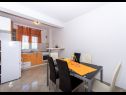 Appartamenti Slavica - 70 m from the beach : Lero1(4+1) Okrug Gornji - Isola di Ciovo  - Appartamento - Lero1(4+1): la cucina con la sala da pranzo