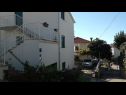 Appartamenti Marijica - 100m from the beach A1(4), A2(6) Okrug Gornji - Isola di Ciovo  - il parcheggio