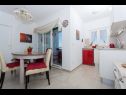 Appartamenti Duga - beachfront & seaview : A1(4+1), A2(4+1) Okrug Gornji - Isola di Ciovo  - Appartamento - A2(4+1): la cucina con la sala da pranzo