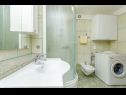 Appartamenti Ljuba - nice garden: A2(4+1) Plavi, A4(8+1), A1(2+2) Okrug Gornji - Isola di Ciovo  - Appartamento - A1(2+2): il bagno con la toilette