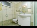 Appartamenti Ljuba - nice garden: A2(4+1) Plavi, A4(8+1), A1(2+2) Okrug Gornji - Isola di Ciovo  - Appartamento - A1(2+2): il bagno con la toilette
