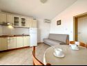 Appartamenti Mari - 150 m from sea: A1(2+1), A2(2+1), A3(2+1), A4(2+1) Okrug Gornji - Isola di Ciovo  - Appartamento - A1(2+1): la cucina con la sala da pranzo