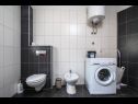 Appartamenti Eli - 70m from the beach: A1(4) Okrug Gornji - Isola di Ciovo  - Appartamento - A1(4): il bagno con la toilette