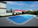 Appartamenti Mihovilovic - 50 m from beach: A1(4), A2(6+1), A3(4+2), A4(2+1) Slatine - Isola di Ciovo  - la piscina