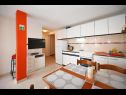 Appartamenti Mihovilovic - 50 m from beach: A1(4), A2(6+1), A3(4+2), A4(2+1) Slatine - Isola di Ciovo  - Appartamento - A1(4): la cucina con la sala da pranzo