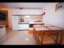Appartamenti Mihovilovic - 50 m from beach: A1(4), A2(6+1), A3(4+2), A4(2+1) Slatine - Isola di Ciovo  - Appartamento - A1(4): la cucina con la sala da pranzo
