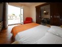Appartamenti Mihovilovic - 50 m from beach: A1(4), A2(6+1), A3(4+2), A4(2+1) Slatine - Isola di Ciovo  - Appartamento - A2(6+1): la camera da letto