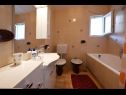 Appartamenti Mihovilovic - 50 m from beach: A1(4), A2(6+1), A3(4+2), A4(2+1) Slatine - Isola di Ciovo  - Appartamento - A2(6+1): il bagno con la toilette