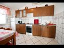 Appartamenti Mihovilovic - 50 m from beach: A1(4), A2(6+1), A3(4+2), A4(2+1) Slatine - Isola di Ciovo  - Appartamento - A3(4+2): la cucina con la sala da pranzo