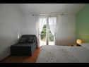 Appartamenti Mihovilovic - 50 m from beach: A1(4), A2(6+1), A3(4+2), A4(2+1) Slatine - Isola di Ciovo  - Appartamento - A3(4+2): la camera da letto