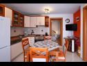 Appartamenti Mihovilovic - 50 m from beach: A1(4), A2(6+1), A3(4+2), A4(2+1) Slatine - Isola di Ciovo  - Appartamento - A4(2+1): la cucina con la sala da pranzo