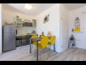 Appartamenti Mario - 50 m from sea : A1(2+2) Novi Vinodolski - Riviera Crikvenica  - Appartamento - A1(2+2): la cucina con la sala da pranzo