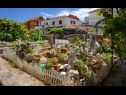 Appartamenti Gold - 300 m from beach: A1(2), A2(3+1) Stari Grad - Isola di Hvar  - il giardino