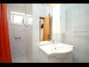 Appartamenti Josi - 200 m from sea: SA1(2), SA2(2), SA3(2), A5(4), SA6(2), A7(4) Vrboska - Isola di Hvar  - Studio appartamento - SA6(2): il bagno con la toilette