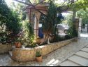 Appartamenti Mondina - sea view and garden: A1(4), A2(3+1), SA3(2) Banjole - Istria  - il cortile