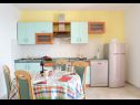 Appartamenti Zak - 30m from beach; A1(4+2) Maks, A2(2+2) Mia, A3(2+2) Franka, A4(4+1) Marko, A5(2+2) Iva Baia Karbuni (Blato) - Isola di Korcula  - Croazia - Appartamento - A2(2+2) Mia: la cucina con la sala da pranzo