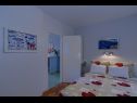 Appartamenti Vedro - 50 m from sea: 1- Red(4+1), 2 - Purple(2+1), 3 - Blue(2), 4 - Green(2+2) Korcula - Isola di Korcula  - Appartamento - 1- Red(4+1): la camera da letto