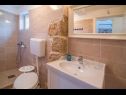 Casa vacanza Frank - with pool; H(8+2) Vrbnik - Isola di Krk  - Croazia - H(8+2): il bagno con la toilette