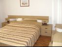 Appartamenti Supec - near the sea: A1(4), A2(4) Vrbnik - Isola di Krk  - Appartamento - A1(4): la camera da letto
