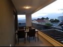 Appartamenti Villa Esse - heated pool & seaview: A1(2+2), A2(4+2), A3(2+2), A4(4+2), A5(2+2) Baska Voda - Riviera Makarska  - Appartamento - A4(4+2): la terrazza coprita