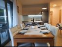 Appartamenti Villa Esse - heated pool & seaview: A1(2+2), A2(4+2), A3(2+2), A4(4+2), A5(2+2) Baska Voda - Riviera Makarska  - Appartamento - A4(4+2): la cucina con la sala da pranzo