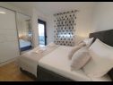 Appartamenti Villa Esse - heated pool & seaview: A1(2+2), A2(4+2), A3(2+2), A4(4+2), A5(2+2) Baska Voda - Riviera Makarska  - Appartamento - A5(2+2): la camera da letto