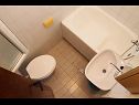 Appartamenti Miljko - 80 m from beach: A1(6), SA2(2), A10(4+1), A11(2+2) Brela - Riviera Makarska  - il bagno con la toilette
