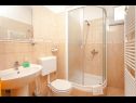 Appartamenti e camere Led - near sea: SA1(2), A2(2+2), A3(2+2), R4(2), R5(2), A6(2+1), A7(2+2) Brela - Riviera Makarska  - Camera - R4(2): il bagno con la toilette