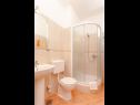 Appartamenti e camere Led - near sea: SA1(2), A2(2+2), A3(2+2), R4(2), R5(2), A6(2+1), A7(2+2) Brela - Riviera Makarska  - Camera - R5(2): il bagno con la toilette