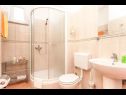Appartamenti e camere Led - near sea: SA1(2), A2(2+2), A3(2+2), R4(2), R5(2), A6(2+1), A7(2+2) Brela - Riviera Makarska  - Appartamento - A7(2+2): il bagno con la toilette