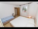 Appartamenti Miljko - 80 m from beach: A1(6), SA2(2), A10(4+1), A11(2+2) Brela - Riviera Makarska  - Appartamento - A1(6): la camera da letto
