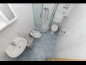 Appartamenti Miljko - 80 m from beach: A1(6), SA2(2), A10(4+1), A11(2+2) Brela - Riviera Makarska  - Appartamento - A1(6): il bagno con la toilette