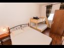 Appartamenti Miljko - 80 m from beach: A1(6), SA2(2), A10(4+1), A11(2+2) Brela - Riviera Makarska  - Appartamento - A11(2+2): la camera da letto