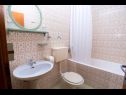 Appartamenti e camere Hope - 30m to the sea & seaview: R1(3), R3(3), A2(3), A4(4) Brela - Riviera Makarska  - Camera - R3(3): il bagno con la toilette