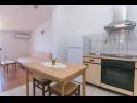 Appartamenti Gordan - apartments by the sea: A1(3+1), A2(3+1), A3(2) Brist - Riviera Makarska  - Appartamento - A1(3+1): la cucina con la sala da pranzo