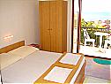 Appartamenti Jozo - 150 m from pebble beach: A1(2), A2(2), A3(2), A4(4), A5(4) Gradac - Riviera Makarska  - la camera da letto