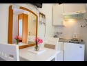 Appartamenti Goge - 90 m from the beach: A1(4), SA2(2) Gradac - Riviera Makarska  - Studio appartamento - SA2(2): la cucina con la sala da pranzo