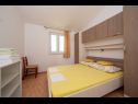 Appartamenti Ruzica - with sea view: A1 - plavi(3+2), A2 - (2+2), A3 - zuti(3+2) Igrane - Riviera Makarska  - Appartamento - A3 - zuti(3+2): la camera da letto